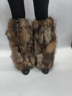 Real fox fur leg Warmer, handmade, cord to adjust the fit.   Adjustable draw kord at calf for the perfect fit. Warm and lightweight. Fur is long, dense and very warm  Measurements: 46W x 36L/cm 18Wx 14L Inches W=Width, L=Length They are brand new and handcrafted from genuine materials. If you are not sure about the size of the product you can contact us. All products are handmade by us and we can make one for your measurements. All our Garments are brand new, handmade, beautifull and also have b Fur Leggings, Fur Boot Covers, Fur Clothes, Boots With Leg Warmers, Y2k Boots, Fur Leg Warmers, Goth Harajuku, Boot Covers, Fur Clothing