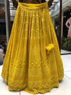 Lehenga With Heavy Blouse, Thread Work Lehenga, Indian Pants, Heavy Blouse, Kurti Sleeves Design, Anarkali Lehenga, Work Lehenga, Beautiful Evening Dresses, Long Kurti Designs