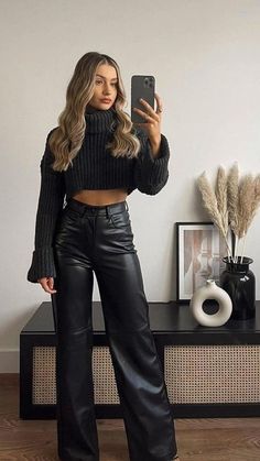 Lederhosen Outfit, Leather Pants Outfit, Chique Outfits, Pastel Outfit, Outfit Chic, Cold Outfits, Black Leather Pants, Looks Street Style, Mode Inspo