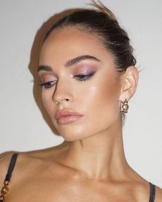 Bronze Pink Makeup, Rose Smokey Eye Makeup, Pink Makeup For Brown Eyes, Subtle Purple Eye Makeup, Subtle Pink Makeup, Pink Soft Glam, Celeb Makeup, Mauve Makeup