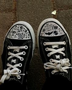 drawing on Converse shoes aesthetic black white doodles Grunge Shoes Converse, Shoe Writing Aesthetic, Converse Emo Aesthetic, Doodle On Converse, Cool Shoe Drawings, Cute Painting Shoes Ideas, Converse Shoe Writing, Black Converse Designs Diy, Grunge Converse Drawing