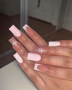 cute nails for winter Pink French Christmas Nails, Winter Nails Pink And White, Cute Short Acrylic Nails Christmas, Winter Nails Medium Length, Winter Nail Inspo Square, Sweater Nails Short, Medium Winter Nails, Christmas Nails Pink And White