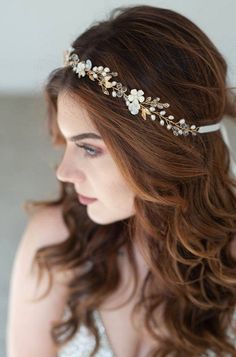 side hair with hair vine - Google Search Floral Beaded Dress, Floral Bridal Hair, Tiara Gold, Elegant Hairstyle, Hair Vine Bridal, Gold Hair Vine, Headband Vintage, Flower Braids, Chic Bridal Showers