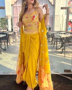 #mehndioutfits #mehndi #mehndidesigns #mehndiartist #mehndibride #mehndiart #mehndidesign #mehndilove #mehndihenna #mehndilovers #mehnditattoo #mehndipattern #mehndidance #mehndiparty #bridalmehndi #inspire #mehndistain #mehndiinspire #mehndidress #mehndijewellery #mehndidesigner #henna #mehndinight #mehndidecor #hennamehndi #weddingmehndi #weddingdress #indianwedding #weddingseason #pakistaniwedding Haldi Outfit For Bride, Mehendi Look, Indian Outfits Modern, Mehendi Outfit