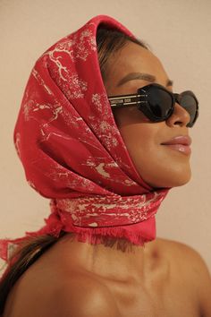 How to accessorize a headscarf this summer! – Sincerely Jules Head Scarf Fashion Outfit, Vintage Headscarf Outfit, How To Tie A Headscarf, Ways To Wear Head Scarf, Summer Headscarf, Scarf Selfie, Looks For Short Hair, Red Head Scarf, Headscarf Styles