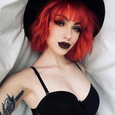 Women's Short Haircuts For Fine Hair, Red Hair Goth Aesthetic, Witchy Haircut, Witchy Hair Color, Gothic Hair Color, Gothic Haircuts, Goth Red Hair, Red Hair Goth