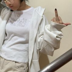 White Zip Up Hoodie Outfit Y2k, Oversized White Zip Up Hoodie Outfit, Outfits With White Zip Up Hoodie, How To Style A White Zip Up Hoodie, White Oversized Hoodie Outfit, White Zip Hoodie Outfit, White Zip Up Hoodie Outfit Aesthetic, White Zipper Hoodie Outfit, Carla Hoodie Outfit