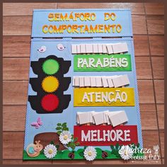 a bulletin board with spanish words on it and a traffic light made out of strips of paper