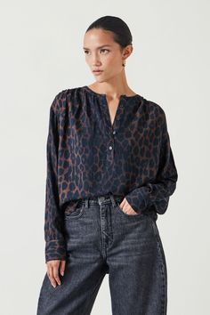 Machine washable. 100% LENZING™ ECOVERO™ Viscose. Leopard Print Fashion, Animal Print Fashion, The Leopard, Oversized Blouse, Leopard Print Blouse, Print Trends, Leather Trousers, Newborn Dresses, Matching Dresses