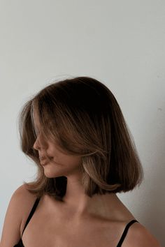 This trendy bob haircut exemplifies summer refreshment, showcasing a blunt cut that grazes just above the shoulders, promising low-maintenance ease. Subtle layering throughout lends a breezy, effortless texture, perfect for those carefree, sunny days. Complemented by a soft, face-framing balayage that blends sun-kissed highlights with natural - Click to see more of Top 30 Trendy Summer Hairstyles to Try in 2024 and follow us for more hairstyle ideas. // Photo Credit: Instagram @jamesthesalon Haircut Short With Curtain Bangs, Short Hair Framing Layers, Bob Framing Face, Natural Blended Balayage, Face Frame Haircut Short Hair, Short Haircut Above Shoulder, Short Haircuts Above Shoulder, Bob Haircut With Long Layers