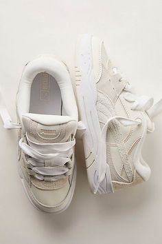 Chunky Lace Shoes, Thick Laces Sneakers, Bulky Shoes, Shoes In Style, White Shoes Outfit, White Island, Comfy Sneakers, Workout Sneakers, Shoes Chunky