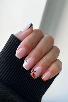 Simple Halloween Nails Pumpkin, Short Gel Nail Designs Halloween, Simple Halloween Nails Short Pumpkin, Simple But Cute Halloween Nails, Cute Simple Halloween Nails Short, Basic Halloween Nails Short, Simple Pumpkin Nail Art, Halloween Simple Nail Designs, Halloween Nails On Natural Nails