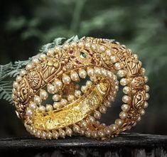 Dailywear Bangles Gold, Kada Bangles, Gold Kada, Antique Bangles, Gold Bangles Indian, Unique Gold Jewelry Designs, Jewelry Bangles, Kundan Jewellery Bridal, Statue Garden