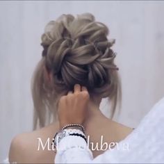 PEINADOS.GLAM on Instagram: “Hermoso recogido 😘 Credit @milagolubeva . . Siguenos 👉@peinados.glam Follow us 👉@peinados.glam . . #peinadosglam #trenzas…” Clipuri Video, Quick Hairstyles, Crazy Hair, Braid Styles, Hair Updos, Bun Hairstyles, Pretty Hairstyles, Wedding Hair