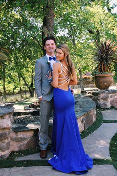 Prom Poses - Prom Picture I want to remember for next year. Prom poses and couple pictures. Halloween Costume Couple, Prom Dates, Royal Blue Evening Dress, Prom Pictures Couples, Royal Blue Prom, Prom Picture Poses