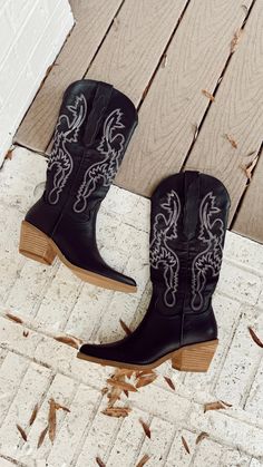 Lookin’ for the perfect classic cowgirl boots!? Look no further! Our new Wallen Western Boots will have you stylin’ in no time. They're the perfect combination of classic and modern, built for livin’ life on the range with style! Yee-haw!! Fit true to size. Black Cowboy Boots Women, Western Wedding Boots, Cowgirl Boots Black, Classic Cowgirl, Black Cowgirl Boots, Boots Look, Black Cowboy Boots, Wedding Boots, Black Cowboy