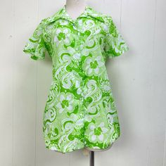 Vintage c. 60s 70s Lime green and white paisley button down blouse. Rhoda Lee Vintage size 16 (see measurements) 100% dacron polyester Good condition. Measurements (flat): Shoulder to shoulder: 15" Armpit to armpit: 19.5" Waist: 18.5" Bottom hem: 21" Length: 29" Sleeve: 7.5" SKU FV-CB24-032 70s Outfit, 70s Outfits, Button Down Blouse, Vintage 70s, Lime Green, Button Downs, Size 16, Paisley, Short Sleeve Dresses