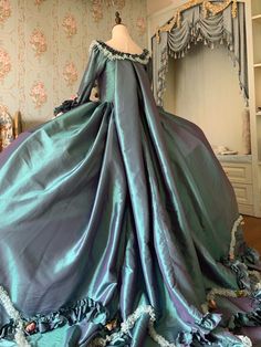 Old Fashioned Dresses 1800, 1800 Ball Gowns, Era Victoria, 1800's Dress, Historical Gowns, Victorian Gown, Satin Evening Dress, French Baroque, Dreamy Gowns