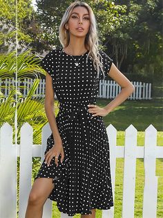 Look cool and stay comfortable in the Jessie Summer Polka Dot Short Sleeve Dress. This midi dress features a lightweight, airy fabric decorated with a fun polka dot pattern, making it perfect for work days or special occasions. The short sleeve design with a bandage top and pleated skirt will keep you looking chic all season long. Costume Africain, Prom Dresses Boho, Midi Dress Elegant, Long Summer Dresses Maxi, Mini Sundress, Polka Dot Shorts, Woman Weaving, Swimsuit Dress, Midi Short Sleeve Dress