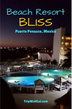 an outdoor swimming pool with the words beach resort bliss written in spanish and above it