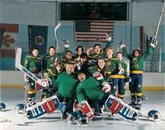 the women's ice hockey team is posing for a photo