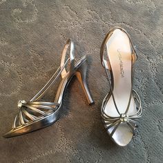 90s Prom Shoes, Elegant Metallic Silver Heels, Vintage Formal Heels With Heel Strap, Silver Heels Aesthetic, Vintage Heels Aesthetic, Silver Vintage Heels For Party, Silver Heels Outfit, Silver Dress Outfit, Party Heels With Silver-tone Hardware