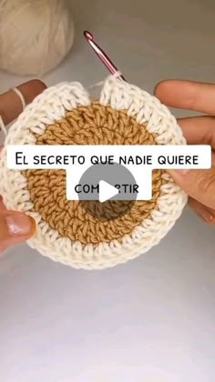 a person holding a crocheted object with the words el secreto que nadde que