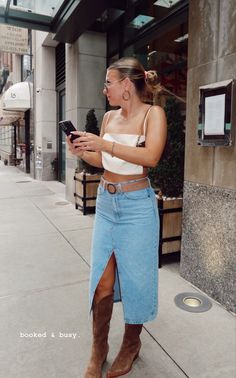 Nashville Denim Skirt Outfit, Denim Midi Skirt Cowboy Boots, Long Denim Skirt Cowboy Boots, Denim Concert Outfit Ideas, Denim Skirt Country Outfit, Denim Skirt Outfit Cowboy Boots, Midi Denim Skirt Outfits, Denim Skirt Country Concert Outfit, Western Denim Skirt Outfit