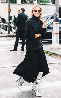 The 5 Shoe Trends Everyone Wore in Paris via @WhoWhatWear Black Maxi Skirt Outfit, Sweater Styling, Crossing The Street, Silver Boots, Woman In Black, Slouchy Style, Street Style Shoes, Maxi Skirt Outfits, Rock Outfit