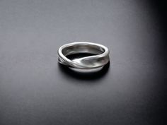 Elevate your style with our sophisticated silver rings for men. Crafted from high-quality materials, each piece is designed to stand the test of time while providing a touch of modern elegance to your look. Our collection includes a wide range of designs to suit any taste, from classic and simple bands to more intricate and unique styles. Whether you're dressing up for a formal occasion or looking to add a touch of polish to your everyday style, our silver rings for men are the perfect choice. S Promise Ring Simple, Mobius Strip, Twisted Ring, Silver Rings Simple, Simple Band, Symbolic Jewelry, Infinity Ring, Ring Simple, Twist Ring