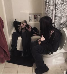 Emo Best Friends Aesthetic, Grunge Group Photo, Smoker Outfits, Grunge Pic Ideas, Grunge Best Friends, Grunge Picture Ideas, Grunge Friends, Grunge Lifestyle, I Need Friends