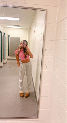 Mary Sergi Outfits, Cool Sweatpants, Sweatpants Outfit Ideas, Sweatpants Outfits, Cozy Sweatpants, Baggy Sweatpants, Lululemon Outfits, Preppy Summer Outfits