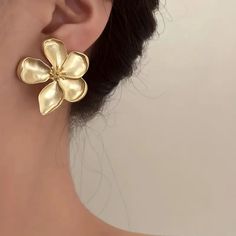 Delicate Metal Flower Shaped Stud Earrings Zinc Alloy Jewelry Vintage Bohemian Style For Women Summer Party Ear Decor Gold Flower Earrings, Embellished Fashion, Floral Studs, Alloy Earrings, Flower Stud Earrings, Gold Collar, Flower Stud, Styl Boho, Watches Women Fashion