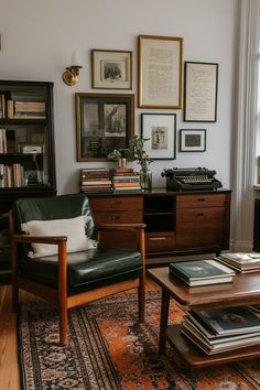 Dark Academia Living Room, Feminine Home, Vintage Apartment, Academia Decor, Dark Academia Decor, Apartment Aesthetic, Dark Feminine, Home Decor Vintage