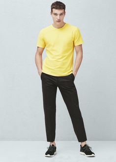 Colores para hombres primavera verano 2016: El color amarillo siempre es una puesta segura para el verano New Outfits, White Undershirt, Everyday Wear, Mens Tshirts, Mens Tops, How To Wear, T Shirt, Color