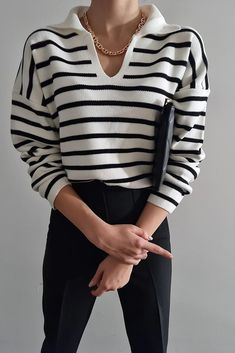 Comfortable, stylish, striped sweater suitable for all seasons. You can wear it with great elegance for any event. ⭐PRODUCT DETAILS - Standart Size - Striped - Long Sleeve - Hight quality, very stylish and fashionable - Suitable for S/M/L ⭐ MEASUREMENTS Length: 57 cm / 22.4'' (in) Width: 63 cm / 24.8'' (in) Suitable for S/M/L ⭐SHIPPING NOTES - Free Shipping to US, Canada and Europe!! - Please include your phone numbers in your orders for the shipping. - Processing time: 3-5 business days - Shipping: Generally 1-7 business days. But it may vary from country to country, please feel free to ask. 🔴Care Instruction🔴 1. Gently machine washable 2. Gently wash cycle 30oC / 86oF 3. Please don't hang 4. Lay flat to dry 5. Do not tumble dry 6. Please keep in mind that it may shrink 1-2 cm Please co 90s Chola Fashion, Nyc Fashion Winter, Y2k Sweater, Sweater Trends, Oversize Fashion, Oversize Knit, Pullover Sweater Women, Loose Sweater, Casual Winter Outfits