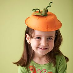 travestimento veloce: il cappello zucca Halloween Toddler Party, Bowl Hat, Pumpkin Bowl, Pumpkin Bowls, Kid Friendly Halloween, Halloween Pumpkins Painted, Easy Halloween Decorations, Halloween Preschool, Pumpkin Hat