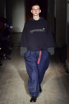 See the complete Gosha Rubchinskiy Spring 2017 Menswear collection. Modern Mens Fashion, Menswear Runway, New Mens Fashion, Menswear Fashion Show, Vegan Fashion, Menswear Fashion, Mens Winter Fashion, Mode Inspo