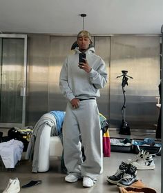 Casual Outfits Men Sweatpants, Men Outfits Sweatpants, Guy Outfits Sweatpants, Jogging Outfit Homme, Grey Sweats Outfit Men, Grey Sweatpants Outfit Men Street Styles, Grey Jogging Pants Outfit, Grey Zip Up Outfit, Gray Sweatpants Outfit Men