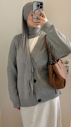 Hijab Fashion Inspiration Winter, Hijabi Fashion Winter, Winter Hijab Outfits, Modest Outfits Muslim, Modest Girly Outfits, Cute Sweater Outfits, Hijabista Fashion, Hijabi Fits, Hijabi Outfit