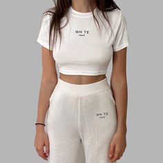 The 'Whte Minimal Cropped Tee' features a minimalistic logo on the chest that gives a defining look to any outfit. With a cropped design, it's perfect for a casual, laidback look. Made from luxurious cotton, all our Tees are super soft to the touch and perfect for everyday wear. Fits regular size. 95% cotton 5 % spandex Crop Top Blanc, Minimalistic Logo, Un Logo, Minimalist Logo, Crop Tee, Everyday Wear, Crop Top, Crop Tops, T Shirts