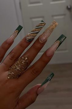 #naildesign Cute Date Ideas, Xmas Nails, Fire Nails, Types Of Nails, Gorgeous Nails, Green Nails, Gold Christmas, Holiday Nails, Diamond Crystal