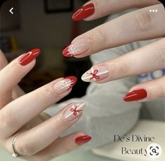 Christmas Ribbon Nail Art, Ribbon Nails Art, Ribbon Nails Aesthetic, Mail Inspo Christmas, Winter Christmas Nails Acrylic Red, Red Nails With Ribbon, Christmas Nail Inspo 2023, Winter Nail Aesthetic, Christmas Nails Ribbon