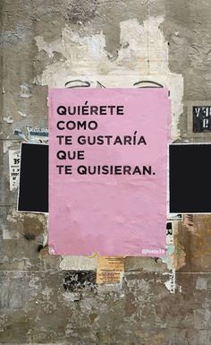 a pink sign on the side of a building that says, querete como te gustria que quiestran