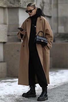 Street Style Mastery: Rocking the Latest Winter 2024 Fashion Trends London Autumn Outfit Casual, Airplane Winter Outfit, Boston Street Style Winter, Cold Fall Outfits 2024, New Winter Outfits For Women, Autumn And Winter Outfits 2024, Ootd For Winter, Winter Street Style Nyc, Warm Fall Outfits 2024