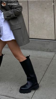 Emma Leger, Winter Style Guide, Winter Boots Outfits, Outfit Choices, Boots Outfits, Minimal Street Style, Famous Fashion, Insta Stories, Insta Inspo