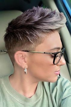 Very Short Hair with Silver Highlights #highlightsforshorthair #shorthair #haircolor #silverhair Highlights For Short Hair, Hair With Silver Highlights, Trendy Highlights, Short Hair Brown, Super Short Haircuts, Short Hair Highlights, Short Shaved Hairstyles, Shaved Side Hairstyles