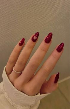 In this article, we have gathered 30 nail design ideas in dark red and cherry wine colours, including almond nails, square nails, oval nails, stiletto nails, french nails and short nails. Nail Art Vermelho, Red Gel Nails, Red Acrylic Nails, Round Nails, Ideas Nails, Heart Nails