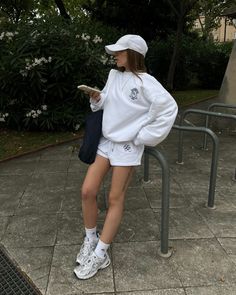 Sporty outfit wearing new balance 530 and favorite white sweatshirt set Sporty Outfits For Summer, Casual Sporty Outfits Summer, Girly Sporty Outfits, Dad Shoes Outfit, White Sweatshirt Outfit, 530 Outfit, Sporty Outfits Summer, New Balance 530 Outfit, Nb 530