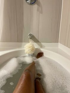 Shower Aesthetic Black Woman, Vision Board Hygiene, Selfcare Asthetic Picture, Smelling Good Aesthetic, Body Care Products Aesthetic, Aesthetic Baths, Showering Aesthetic, Black Self Care, Hygiene Aesthetic